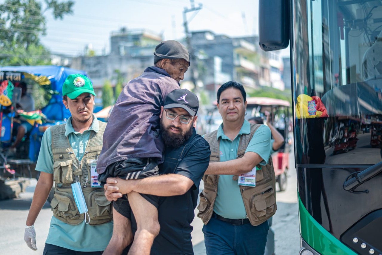 लुम्बिनी उद्धार यात्राः ६ जना सहयाेगापेक्षी सडकआश्रित मानवको उद्धार