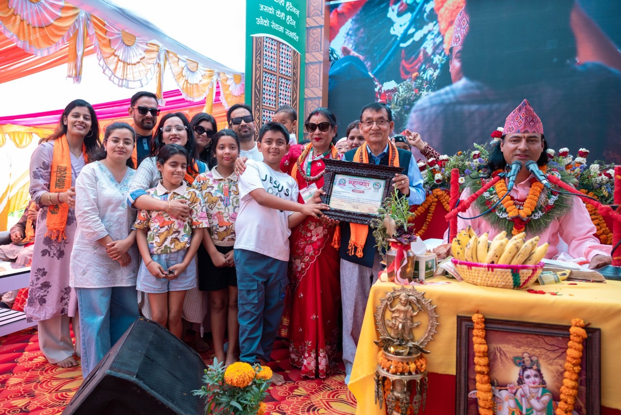 महायज्ञमा भवन निर्माणका लागि भट्टराई दम्पतीबाट ७ लाख ५ रुपैयाँ सहयाेग प्रदान