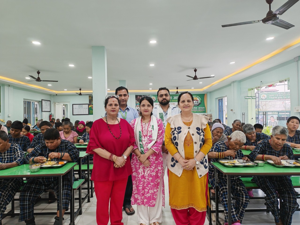 कविता उप्रेतीद्वारा पिताकाे स्मृतिमा आश्रममा भोजनसेवा