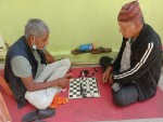 चेस खेलेर दिन बिताउँदै आश्रमका बुबाहरू