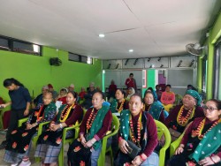 देउराली चोक आमा समूहबाट मानवसेवा आश्रमलाई १ लाख ५ सय ५५ रुपैयाँ सहयोग