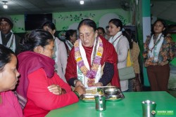 आश्रम मूख्य कार्यालय हेटौँडामा भाेजनसेवा याेगदान