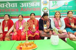 हिमचुली भजन समूहले गर्याे चितवन सेवाकेन्द्रमा भाेजन याेगदान