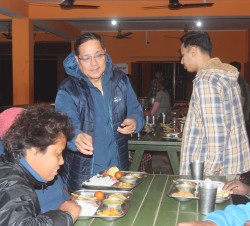 जन्मदिनकाे अवसरमा वीरगञ्ज सेवाकेन्द्रमा  भाेजन याेगदान