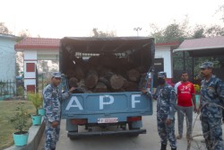 वीरगञ्ज सेवाकेन्द्रलाई दाउरा र खाद्यान्न सामग्री सहयोग