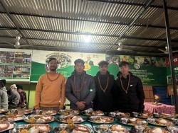 दिपेश आले मगरद्वारा धनगढी सेवाकेन्द्रमा भाेजनसेवा याेगदान
