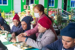 छाेराकाे जन्मदिनकाे अवसरमा हेम्जा सेवाकेन्द्रमा भाेजन याेगदान