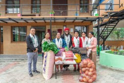 झापा सेवाकेन्द्रलाई खाद्यान्न सामाग्री सहयाेग