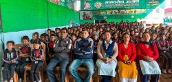 खाजा खर्च कटौती गरी विद्यार्थीद्वारा दाङ सेवाकेन्द्रलाई फलफूल सहयाेग