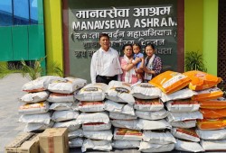 जन्मदिनको अवसरमा मणिलाल श्रेष्ठद्वारा चितवन सेवाकेन्द्रलाई खाद्यान्न सामाग्री प्रदान