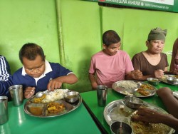बागलुङ सेवाकेन्द्रमा पुण्यतिथिको स्मृतीमा भोजन सेवा योगदान