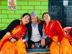 न्युरे र  पौडेलद्धारा बुबाकाे जन्मजयन्तीको स्मृतीमा बागलुङ सेवाकेन्द्रलाई नगद सहयोग