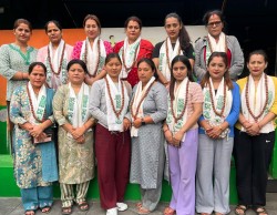 मिलिजुली दिदीबहिनी समूहद्वारा लमजुङ सेवाकेन्द्रमा खाद्यान्न सामाग्री सहयाेग