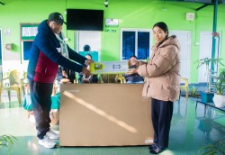 आश्रितहरूको मनोमञ्जनका लागि खड्कबहादुर लामाद्वारा टीभी प्रदान