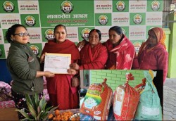 नवदुर्गा आरती समूहद्वारा आश्रमका लागि खाद्य सामग्री सहयोग