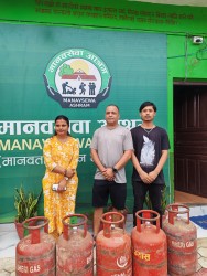 खड्का होटलद्वारा मानवसेवा आश्रम सुर्खेतलाई ५ थान ग्यास सिलिन्डर सहयोग