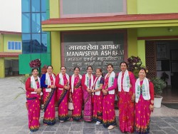 मानवसेवा आश्रम चितवन शाखालाई नवप्रतिभा आमा समूहको आर्थिक सहयोग