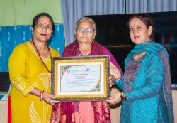 पितृहरुकाे स्मृतिमा सीता सापकोटाद्वारा आश्रमलाई १ लाख ५५ हजार रुपैयाँ याेगदान