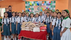 खाजा खर्च बचाएर मनकामना सेकेन्डरी स्कुलका विद्यार्थीले गरे आश्रमलाई खाद्य सहयाेग