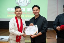 राजु भट्टद्वारा आजीवन सदस्यता ग्रहण गर्दै ५ सय अष्ट्रेलियन प्रदान