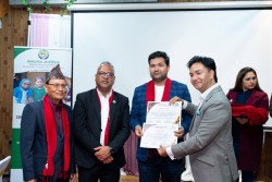 गोपाल ओलीद्वारा आश्रमका एक जना  बालबालिकाकाे अभिभावकत्व ग्रहण