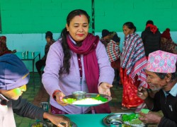 तुलसीपुर सेवाकेन्द्रमा भोजन सेवा र खाजा सेवा योगदान 