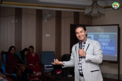 मानवसेवा आश्रमका संस्थापक अध्यक्ष रामजी अधिकारी अष्ट्रेलिया भ्रमणमा जाँदै