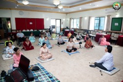 आश्रमका अध्यक्ष अधिकारीद्वारा बागमती प्रदेश सभाका महिला सदस्यहरुलाई  योग, ध्यान प्रशिक्षण