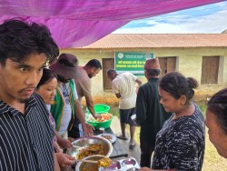 बाढी प्रभावितको भोक मेटाउँदै मानवसेवा आश्रम र आनी छोइङ फाउन्डेसन