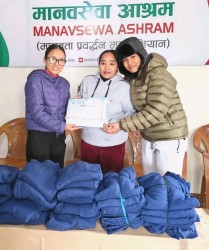 सरिता मल्ल ठकुरीद्वारा धरान शाखालाई न्यानो कपडा वितरण