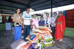 दुर्गा ढकालद्वारा मानवसेवा आश्रम हेटाैँडालाई  खाद्यान्न सहयाेग