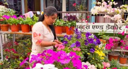 फूल बिक्री गरेरै मासिक दुई लाख आम्दानी