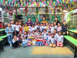 बाल संसार मन्टेश्वरीद्वारा आश्रमकाे सामाखुसी सेवाकेन्द्रलाई खाद्यान्न सामाग्री प्रदान