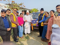 अग्रवाल दम्पत्तीद्वारा मानवसेवा आश्रम विराटनगरलाई मारुती भ्यान प्रदान