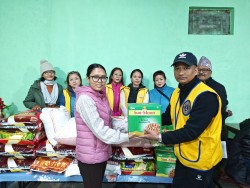 लायन्स क्लब अफ धरान बुढासुब्बाद्वारा धरान शाखालाई खाद्यान्न सहयोग