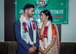 मानवसेवा आश्रममा पुगेर थापा र पोखरेलले गरे विवाह