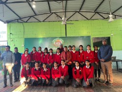सगरमाथा बालबाचिका इङ्लिस बोर्डिङ स्कुलका विद्यार्थीहरूले आश्रम अवलोकन