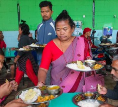 कालिका चौधरीद्वारा तुलसीपुर सेवाकेन्द्रमा भोजनसेवा योगदान