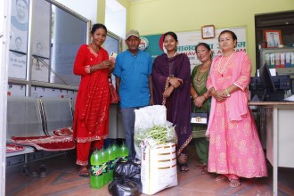 टिकाकुमारी अधिकारीद्वारा सर्लाही सेवाकेन्द्रलाई खाद्य सामग्री योगदान