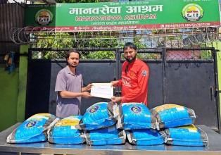 भीम उपाध्यायद्वारा धनगढीस्थित मानवसेवा आश्रमलाई खाद्य सामग्री हस्तान्तरण