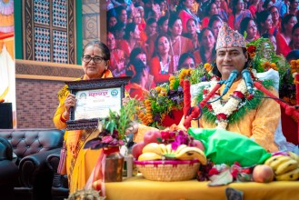 नर्मदादेवी आचार्यद्वारा आश्रमकाे अक्षयकाेषका लागि १ लाख ११ हजार ५ रुपैयाँ दान अर्पण