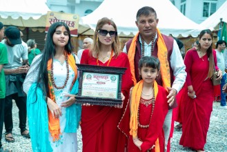 महायज्ञमा अक्षयकोष निर्माणका लागि लामिछाने दम्पतीद्वारा  १ लाख ११ हजार १ सय ११ रुपैयाँ दान