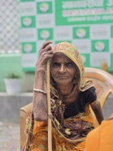 सडकपेटीमा बेवारिसे अवस्थामा भेटिएकी ८० वर्षीय महिलाको उद्धार
