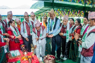 धर्मस्थली भजन–कीर्तन समूहद्वारा हेमजा शाखामा आश्रित बुवाका लागि २५ हजारको भोजनसेवा