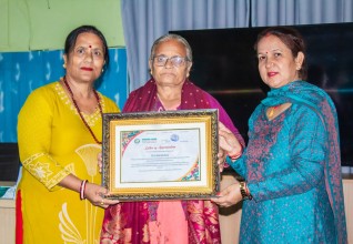पितृहरुकाे स्मृतिमा सीता सापकोटाद्वारा आश्रमलाई १ लाख ५५ हजार रुपैयाँ याेगदान