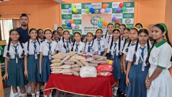 खाजा खर्च बचाएर मनकामना सेकेन्डरी स्कुलका विद्यार्थीले गरे आश्रमलाई खाद्य सहयाेग