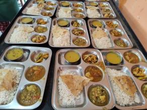 मंगलबार आश्रितहरूका लागि ५८ वटा भोजन र १८ वटा खाजा सेवा सञ्चालन