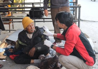 आश्रमद्वारा ९ दिनदेखि सडकमा संघर्षरत वृद्धको उद्धार
