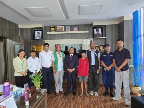 आमाले दोस्रो बिहेपछि बेसहारा बनेका १४ वर्षीय ईश्वरलाई मानवसेवाकाे संरक्षण प्रदान