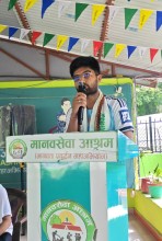 विद्यार्थीले खाजा खर्च कटाएर मानवसेवा आश्रममा गरे खाजा सेवा